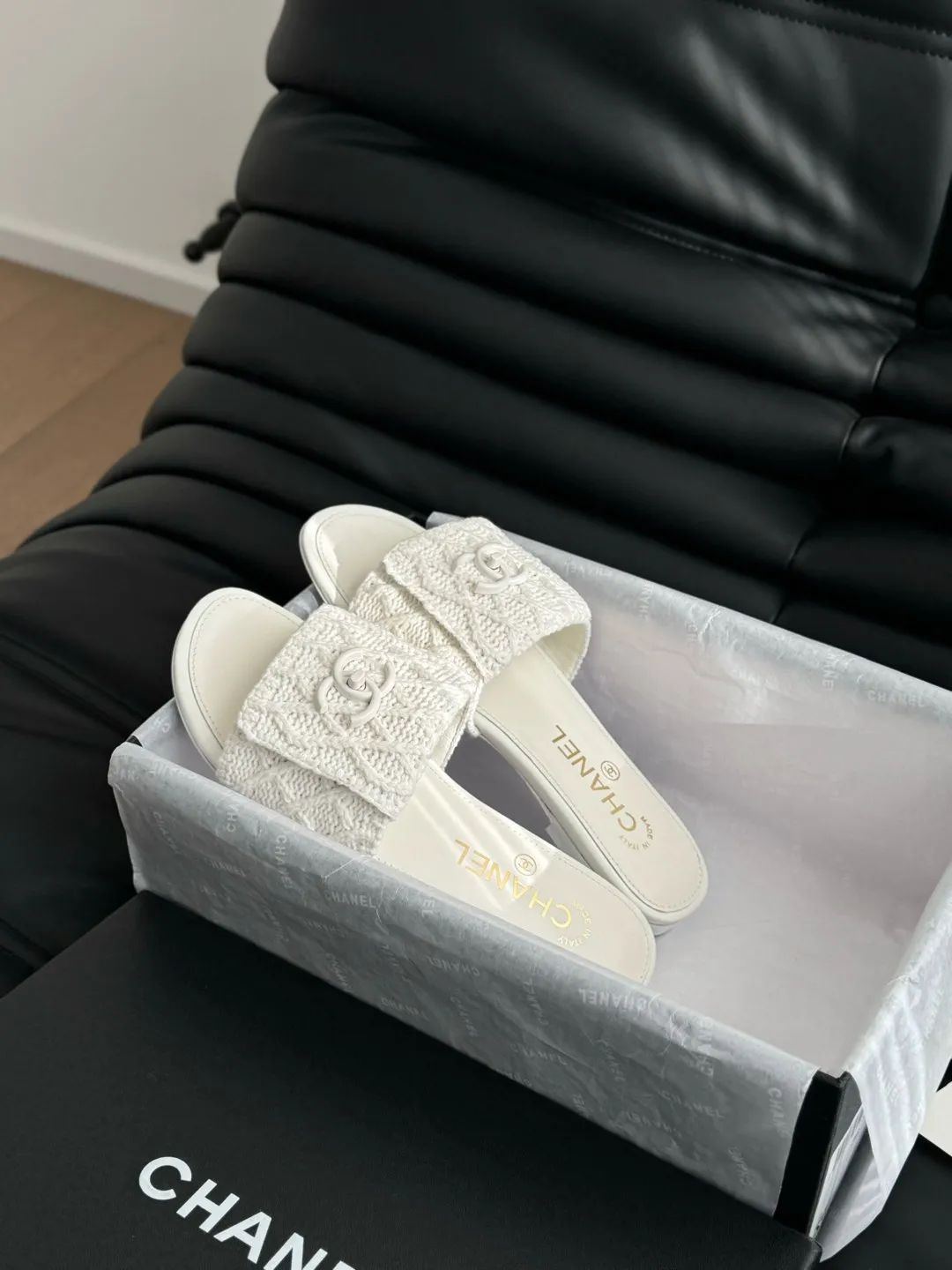 👟👟Ex-factory price 400👟👟 Women's Shoes Women's Clothing Chanel 25C New School Bag Buckle Slippers Return of the classic school bag buckle design Special Vintage full of retro flavor Loafers have also grown to the aesthetic level Cowhide upper, sheepskin lining Original outsole Size: 35-39 40 41 42 Customized, non-refundable and non-exchangeable